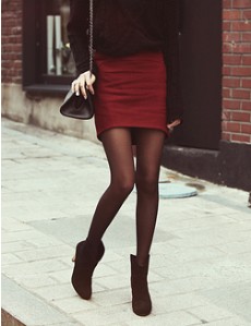 酒红色半身裙搭配黑色上衣